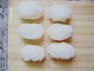 10、简易版寿司拼盘,米饭握成团裹上紫菜