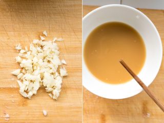 1、汁浇肉蛋烧,大蒜切碎，在调制浇汁