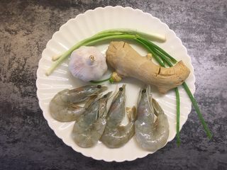 1、油焖大虾,准备好所有食材