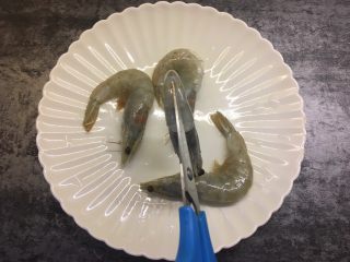 2、油焖大虾,鲜虾洗净,剪去虾须,将虾背剪开