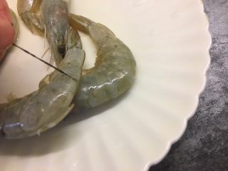 3、油焖大虾,去掉虾线