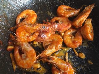 12、油焖大虾,加入半勺盐