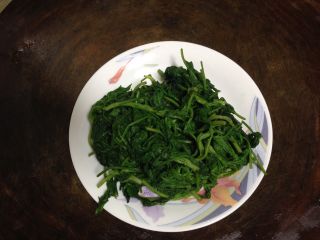 1、艾草火腿鸡蛋饼,艾草洗净，开水加一点小苏打，倒入艾草焯水30秒-1分钟，冷水冲凉（加入小苏打，可保持色泽鲜绿）