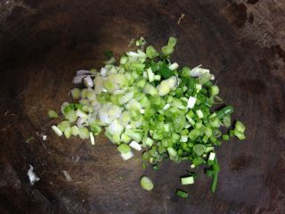 2、艾草火腿鸡蛋饼,香葱切碎