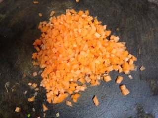 3、艾草火腿鸡蛋饼,胡萝卜去皮切碎