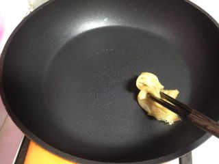 4、艾草火腿鸡蛋饼,不沾锅烧热，用纱布沾油抹匀