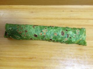 6、艾草火腿鸡蛋饼,卷起，卷紧