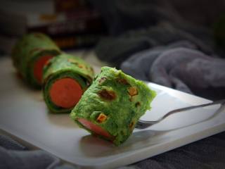 7、艾草火腿鸡蛋饼,然后切段即可食用