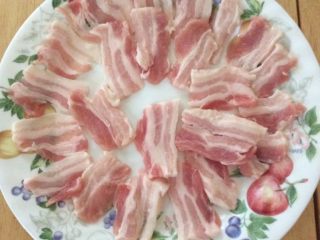 1、烤肉（五花腩）,五花腩洗净晾干水分后切薄片。