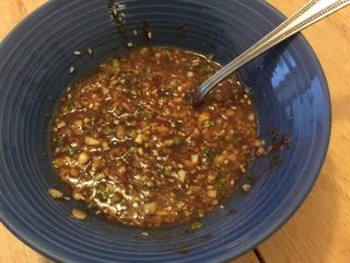 3、烤肉（五花腩）,盐少许，鸡精少许。一匙羹麻油、半匙羹料酒，一茶匙孜然，一匙羹酱油，半匙羹蚝油，半匙羹芝麻。将姜葱蒜一起拌匀