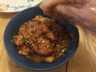 4、烤肉（五花腩）,放入五花腩一起拌匀