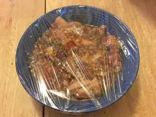 5、烤肉（五花腩）,封上保鲜膜，放进冰箱冷藏半小时
