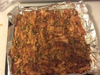 6、烤肉（五花腩）,烤箱200度预热5分钟左右。烤盘垫上锡纸，五花腩平铺，再把酱料铺上。放进烤箱四百度20分钟。