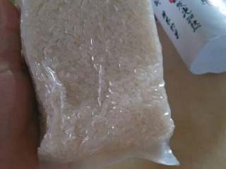 1、豆豉鲮鱼寿司,农人香米洗好后用清水浸泡半小时，留少量水入高压锅隔水炖煮