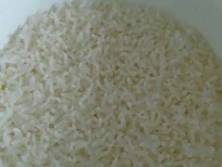 2、豆豉鲮鱼寿司,煮熟后趁热加入酱油、香油、盐、少许白糖、寿司醋拌散