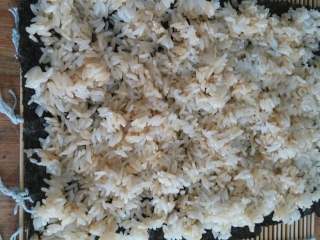 3、豆豉鲮鱼寿司,寿司帘上一铺上海苔，把伴好的米饭均匀地铺上