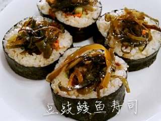 6、豆豉鲮鱼寿司,一卷切了十块，拿部分加了香辣海带丝，又增添了一道风味