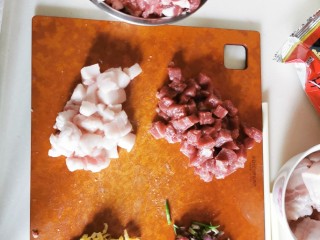 1、京式炸酱【老北京味道，用六必居干酱做】,猪肉洗干净沥干水，切成小肉丁，肥肉和瘦肉分开放。