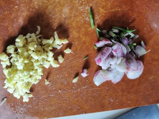 2、京式炸酱【老北京味道，用六必居干酱做】,姜和葱切碎。