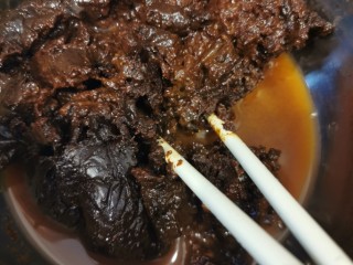 4、京式炸酱【老北京味道，用六必居干酱做】,干酱放盘子里，加入一碗水和料酒开酱，把酱搅成糊状。