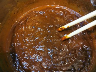 5、京式炸酱【老北京味道，用六必居干酱做】,接着加上甜面酱和糖继续搅拌均匀，成为底酱。