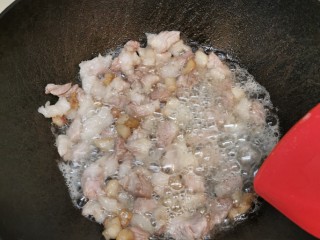 6、京式炸酱【老北京味道，用六必居干酱做】,烧热锅下花生油，先用中火爆炒肥肉丁5分钟，转小火让肥肉出油。