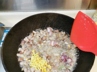 8、京式炸酱【老北京味道，用六必居干酱做】,肉丁收干水份，加入姜未、葱头，转中小火炸至闻到肉香味。