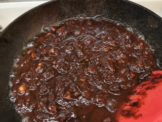9、京式炸酱【老北京味道，用六必居干酱做】,加入底酱，要不停的慢慢推动，防止糊底。