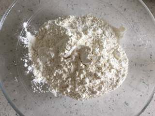 1、秘制酱香饼,面粉倒入