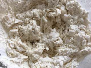 3、秘制酱香饼,搅拌成雪花状