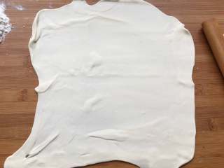 6、秘制酱香饼,面皮擀圆