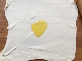 7、秘制酱香饼,涂上油