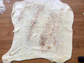 8、秘制酱香饼,撒上盐、五香粉、胡椒粉