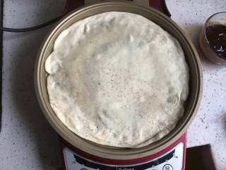 12、秘制酱香饼,放入电饼铛，调制烙饼那一档