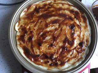 13、秘制酱香饼,最后涂上酱料，撒上芝麻