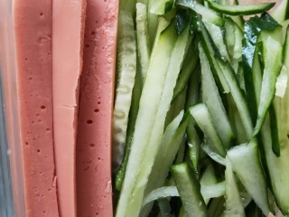 1、黑米寿司,火腿黄瓜切丁