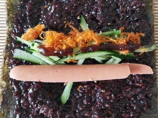 4、黑米寿司,依次放入火腿，肉松，黄瓜