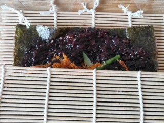 5、黑米寿司,卷起