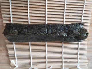 6、黑米寿司,成条状后在切块