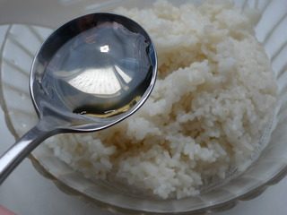 1、里卷寿司,煮好的米饭趁热倒入寿司醋(一碗饭一汤匙寿司醋)。搅拌均匀。