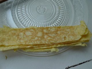 2、里卷寿司,将鸡蛋打散煎成蛋饼,切条。