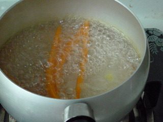 3、里卷寿司,胡萝卜切条,开水煮软。