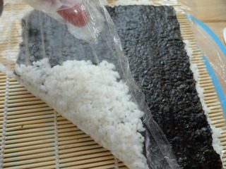 8、里卷寿司,翻面,使米饭放在底层。