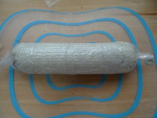 11、里卷寿司,全部卷好后再用保鲜膜卷一下。