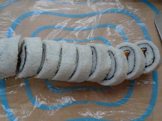 12、里卷寿司,可以放冰箱冷藏10分钟,便于切块。切的时候将保鲜膜揭掉即可。