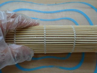 10、里卷寿司,自下而上卷起来。卷的时候注意,随着卷动慢慢揭掉保鲜膜。