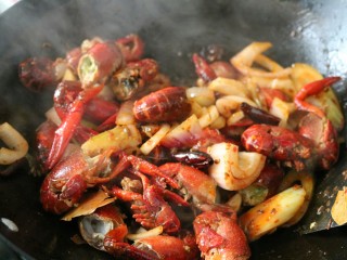 17、≈湖北油焖大虾≈,然后下入小龙虾