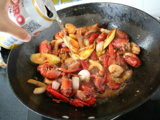 18、≈湖北油焖大虾≈,接着倒入啤酒