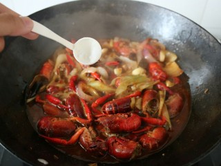 20、≈湖北油焖大虾≈,盐，鸡精，白糖