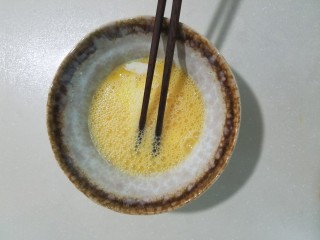 2、樱花玉子烧,三个鸡蛋加三勺牛奶，一小勺盐和一小勺白糖搅拌均匀。
